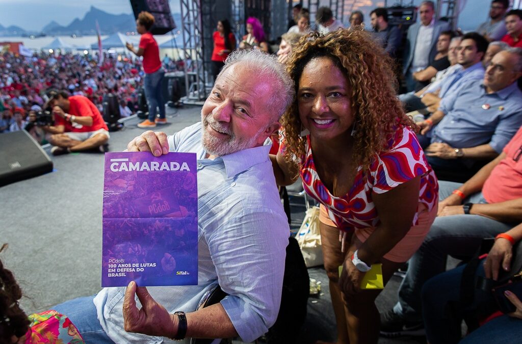 Jornal CAMARADA chega até Lula e ganha elogios no Festival Vermelho