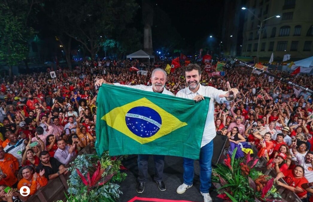Multidão se reúne na Cinelândia para apoiar Lula e Freixo