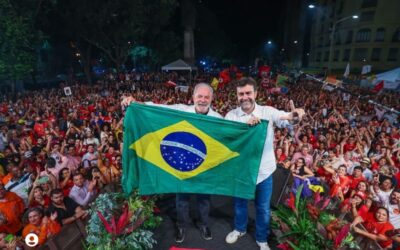 Multidão se reúne na Cinelândia para apoiar Lula e Freixo