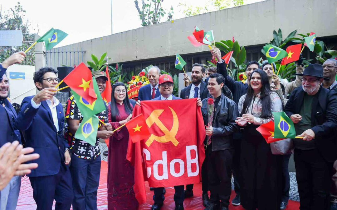 PCdoB homenageia Ho Chi Minh em ato com Primeiro-Ministro do Vietnã no Rio de Janeiro