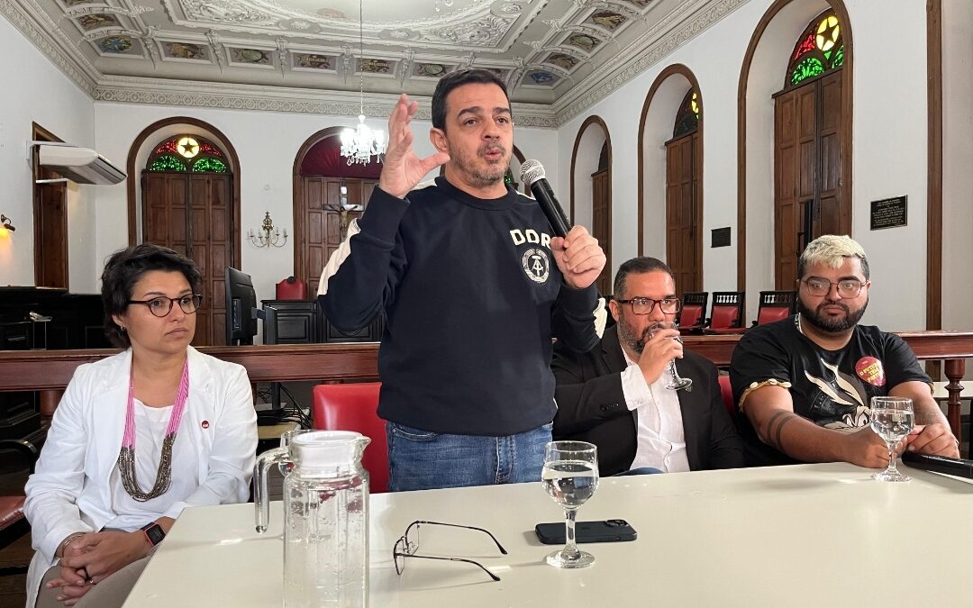 “O Brasil só terá futuro se apostar na soberania e no desenvolvimento nacional”, afirma Elias Jabbour em aula pública no CEFET de Petrópolis