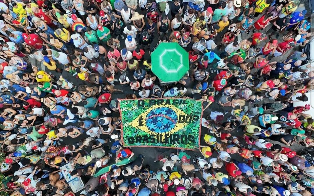 Milhares lotam Copacabana para dizer não à anistia e à PEC da Blindagem